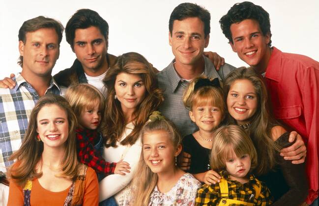 FULL HOUSE, top, from left: Dave Coulier, John Stamos, Bob Saget, Scott Weinger, bottom, from left: Andrea Barber, Blake Tuomy-Wilhoit, Lori Loughlin, Jodie Sweetin, Mary-Kate Olsen, Dylan Tuomy-Wilhoit, Candace Cameron Bure, 1993, 1987-1995. ph: Bob D Amico ? ABC Courtesy Everett Collection Ref:TSDFUHO AB008 PUBLICATIONXNOTxINxCANxCHNxFRAxITAxJPNxNORxPOLxRUSxESPxUKxUSA Copyright: xx TSDFUHO AB008