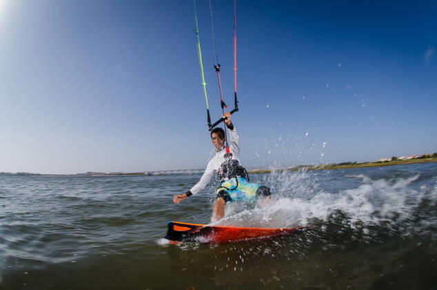 IMAGO Creative: Sommer Sport - Strand Kiteboarder enjoy surfing on a sunny day. Copyright: xx 7303306