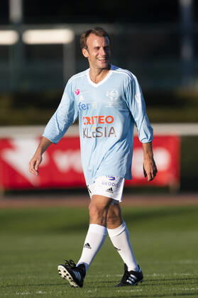 Entertainment Bilder des Tages Emmanuel Macron - President de la Republique Francaise FOOTBALL : Match de Gala du Varietes Club de France - 14 10 2021 JBAutissier Panoramic