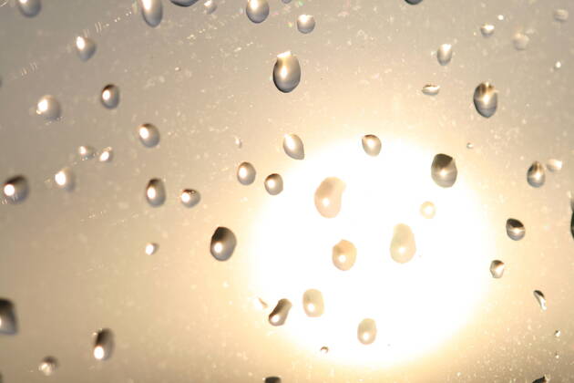 IMAGO Creative: Ende des Sommers sunset on a raindrops window nature background Copyright: xx 8630992