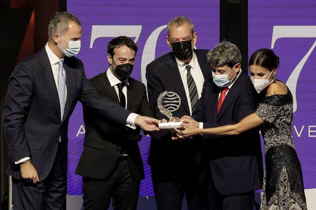 Spain s King Felipe VI (L) and Queen Letizia (R) give the Planeta literary award to the writers Agustin Martinez (2L), Jorge Diaz (C) and Antonio Mercero (2R) for their novel La bestia (The Beast) during the 70th Planeta Literary Award ceremony in Barcelona, Spain, 15 October 2021. President of Grupo Planeta, Jose Creuheras, announced on 14 October that on occasion of the 70th edition of the award, the prize for the winner almost doubles and stands at one million euro, becoming the best rewarded literary award in the world. 70th Planeta Literary Award !ACHTUNG: NUR REDAKTIONELLE NUTZUNG!  Copyright: xQuiquexGarcíax FM6002 20211015-cd1de8ba446b673f8de9d4da4ea99a707f8c3b7f