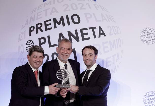 Spanish writers (L-R) Agustin Martinez, Jorge Diaz and Antonio Mercero pose with the prize after receiving the Planeta literary award for their novel La bestia (The Beast), during the 70th Planeta Literary Award ceremony in Barcelona, Spain, 15 October 2021. President of Grupo Planeta, Jose Creuheras, announced on 14 October that on occasion of the 70th edition of the award, the prize for the winner almost doubles and stands at one million euro, becoming the best rewarded literary award in the world. 70th Planeta Literary Award !ACHTUNG: NUR REDAKTIONELLE NUTZUNG!  Copyright: xQuiquexGarcíax FM6013 20211015-f25ed40f380c3dc3eccba912c5ed865e5583dea1