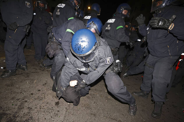 Bilder des Jahres 2021, News 10 Oktober News Themen der Woche KW41 News Bilder des Tages Bei einer Demo gegen die Räumung des linksautonomen Bauwagen-Camps Köpi in Berlin-Kreuzberg ist es zu Ausschreitungen gekommen. Dabei wurden Polizisten mit Flaschen, Steinen und Feuerwerkskörpern beworfen. Unbekannte haben in der Reichenbergerstraße Scheiben mehrerer Autos zerschlagen, Verkehrsschilder in parkende Autos gerammt und Dixieklos umgeschubst. Laut Polizei waren 7.000 bis 8.000 Teilnehmer vor Ort. Berlin, 15.10.2021