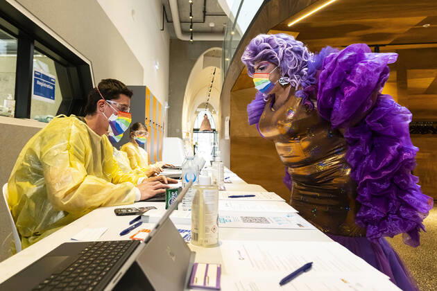 Bilder des Jahres 2021, News 10 Oktober Bilder des Jahres 2021, Entertainment 10 Oktober Entertainment Themen der Woche KW41 News Themen der Woche KW41 Entertainment Bilder des Tages VICTORIA COVID19 LGBTIQA VACCINATIONS, Frock Hudson Community Darling (right) checks in at the Victorian Pride Centre in Melbourne, Monday, October 18, 2021. Victoria has reported 1903 daily cases of COVID-19 and another seven deaths, taking the toll from the current outbreak to 152. ( NO ARCHIVING, EDITORIAL USE ONLY, NO USE IN BOOKS WITHOUT CONSENT MELBOURNE VICTORIA AUSTRALIA  Copyright: xDANIELxPOCKETTx 20211018001587063708