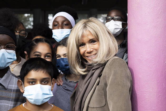 Bilder des Jahres 2021, Entertainment 10 Oktober Entertainment Themen der Woche KW42 Entertainment Bilder des Tages Boissy Saint Leger, France, October 18, 2021 - French President s wife Brigitte Macron poses with pupils after giving a dictation in support for the European Leukodystrophy Association (ELA) in a school of Boissy Saint Leger, near Paris.  Copyright: xAlexisxSciardx