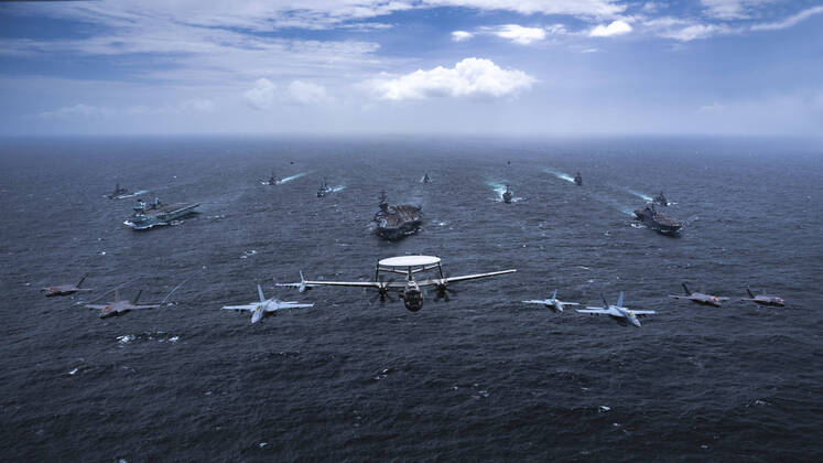 Bilder des Jahres 2021, News 10 Oktober News Themen der Woche KW41 Golf von Bengalen, Marine-Militärübung von USA, Großbritannien, Japan und Australien 211017-N-HS181-1312 BAY OF BENGAL (Oct. 17, 2021) Ships and aircraft from the U.S. Navy, Royal Australian Navy, Japan Maritime Self-Defense Force, and U.K. Royal Navy transit in formation as part of Maritime Partnership Exercise (MPX) 2021, Oct. 17, 2021. MPX 2021 is a multilateral maritime exercise between the Royal Australian Navy, Japan Maritime Self-Defense Force, U.K. Royal Navy, and U.S. maritime forces, focused on naval cooperation, interoperability and regional security and stability in the Indo-Pacific and is an example of the enduring partnership between Australian, Japanese, U.K. and U.S. maritime forces, who routinely operate together in the Indo-Pacific, fostering a cooperative approach toward regional security and stability. ( Copyright: xx 50782605 EDITORIAL USE ONLY. NOT FOR USE BY NEWSPAPERS BASED IN THE UK.