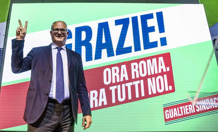 Bilder des Jahres 2021, News 10 Oktober News Themen der Woche KW42 News Bilder des Tages Bürgermeisterwahlen in Rom, Siegesfeier von Roberto Gualtieri October 18, 2021, Rome, Italia: Roberto Gualtieri, the center-left new Mayor of Rome, celebrates the victory at the end of the ballot municipal election in Rome inside his electoral committee in Rome, Italy, 18 October 2021. Center-left candidate Roberto Gualtieri thanked Romans for voting him in as their new mayor after projections showed him with an over 60%-40% lead over centre-right rival Enrico Michetti. Thank you Romans for this so significant result, by which I feel honoured. I ll put everything into it, he said. ANSA ANGELO CARCONI Rome Italia - ZUMAa110 20211018_zaf_a110_055 Copyright: xAngeloxCarconix