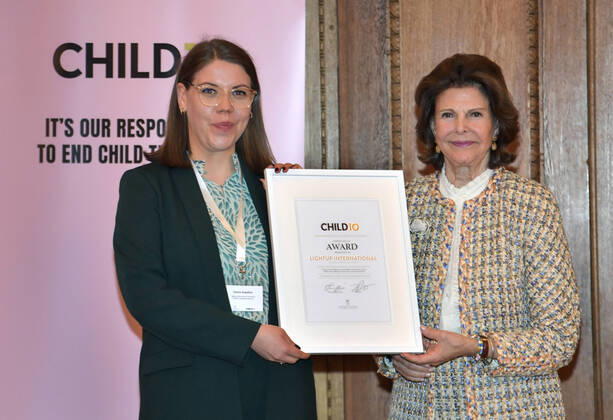 Carina Angelina, Founder and Project Manager Lightup Germany Norway receives a diploma from Queen Silvia at the Child10 Prize at the Royal Palace in Stockholm, Sweden 18 October 2021 Photo by Anders Wiklund TT kod 10040 STOCKHOLM Sweden x10040x,  Copyright: xAndersxWiklund TTx QUEEN SILVIA CHILD10