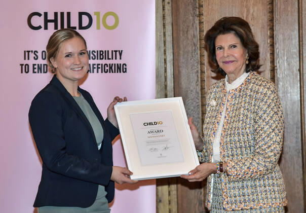 Kajsa Rietz, Lecturer Novahuset, Sweden, receives a diploma from Queen Silvia at the Child10 Prize at the Royal Palace in Stockholm, Sweden 18 October 2021 Photo by Anders Wiklund TT kod 10040 STOCKHOLM Sweden x10040x,  Copyright: xAndersxWiklund TTx QUEEN SILVIA CHILD10