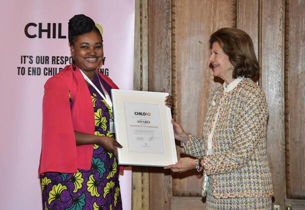 Malaika Oringo, CEO Founder Footprint to Freedom, The Netherlands, receives a diploma from Queen Silvia at the Child10 Prize at the Royal Palace in Stockholm, Sweden 18 October 2021 Photo by Anders Wiklund TT kod 10040 STOCKHOLM Sweden x10040x,  Copyright: xAndersxWiklund TTx QUEEN SILVIA CHILD10