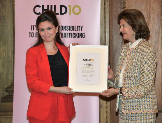 Zandra Kanakaris, Secretary General Ellencentret, Sweden receives a diploma from Queen Silvia at the Child10 Prize at the Royal Palace in Stockholm, Sweden 18 October 2021 Photo by Anders Wiklund TT kod 10040 STOCKHOLM Sweden x10040x,  Copyright: xAndersxWiklund TTx QUEEN SILVIA CHILD10