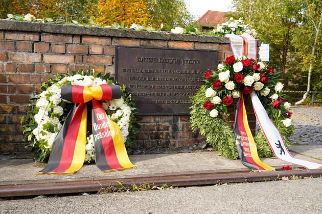 Bilder des Jahres 2021, News 10 Oktober News Themen der Woche KW42 News Bilder des Tages 18.10.2021,Berlin, Deutschland,GER,Gleis 17 Bahnhof Berlin-Grunewald. Vor achtzig Jahren, am 18. Oktober 1941, begannen in Berlin die Deportationen der Jüdischen Mitbürger.Ein Trauerkranz vom Bundespräsident sowie dem reg. Bürgermeister von Berlin.