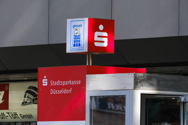 Düsseldorf 18.10.2021 Stadtsparkasse Sparkasse SB-Filiale Kontoauszugsdrucker Bankterminal Bargeldautomat Maestro-Karte Girocard Debitcard Kreditkarte Mastercard Visa NFC Smartphone Düsseldorf Nordrhein-Westfalen Deutschland