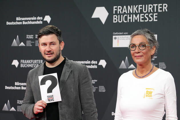 Bilder des Jahres 2021, Entertainment 10 Oktober Entertainment Themen der Woche KW42 Entertainment Bilder des Tages 19.10.2021, Frankfurt am Main, DEU Eroeffnung der Frankfurter Buchmesse. Mit Karin Schmidt-Friedrichs, Vorsteherin des Boersenvereins des Deutschen Buchhandels und Dmitry Glukhovsky, russischer Autor
