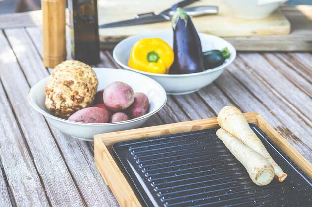  The barbecue evening: it can also be vegetarian, with delicious cucumber salad and grilled vegetables., 13.10.2020, Copyright: xMagicpitzyx Panthermedia27520902
