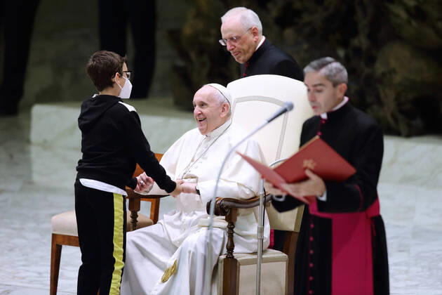 Bilder des Jahres 2021, News 10 Oktober News Themen der Woche KW42 News Bilder des Tages October 20 , 2021 - Vatican City (Holy See) POPE FRANCIS wednesday General Audience at the Vatican. During During the audience a child with mental problems interrupted the Pope several times, approaching him and playing with him. EvandroInetti via ZUMA Wire Vatican City State - ZUMAi15_ 20211020_zaf_i15_005 Copyright: xEvandroxInettix