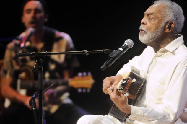 Bilder des Jahres 2021, Entertainment 10 Oktober Entertainment Themen der Woche KW42 Der ehemalige brasilianische Kulturminister und Sänger Gilberto Gil mit seinem Sohn Bem Gil (li.) 2021 in der Essener Philharmonie. Former Brazilian secretary of cultural affairs and singer Gilberto Gil with his son Bem Gil (l.) at the Philharmonie Essen 2021. Essen NRW DEU;DE;GERMANY;DEUTSCHLAND;ALLEMAGNE