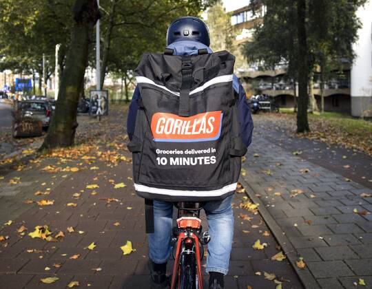 AMSTERDAM - A flash deliverer of gorillas en route in Amsterdam. ANP RAMON VAN FLYMEN Copyright: xHollandsexHoogtex xxANPx x439423777x