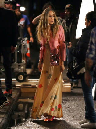 October 20, 2021.Sarah Jessica Parker shooting on set of HBOMax Sex and the City reboot series And Just Like That in New York October 20, 2021 Copyright: xRWx