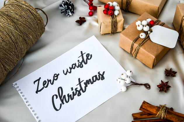 IMAGO Creative: Weihnachten, DIY, Geschenke verpacken - Nachhaltigkeit Zero waste Christmas text with presents with decorations on champagne colored silk background. Copy space. Eco friendly packed gift with tags from craft cardboard Zero waste Christmas text with presents with decorations on champagne colored silk background. Copy space. Eco friendly packed gift with tags from craft cardboard. New year Copyright: xx 38532942