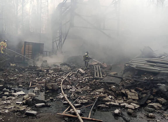 Bilder des Jahres 2021, News 10 Oktober News Themen der Woche KW42 News Bilder des Tages RYAZAN REGION, RUSSIA - OCTOBER 22, 2021: Fighting a fire at the Elastic gunpowder factory in the village of Lesnoye, Shilovsky District. According to preliminary reports, 17 people have been affected, with 7 dead, one hospitalized, and 9 missing. The Press Office of the Ryazan Region Branch of the Russian Emergencies Ministry TASS THIS IMAGE HAS BEEN SUPPLIED BY A THIRD PARTY. EDITORIAL USE ONLY  TS1152AE