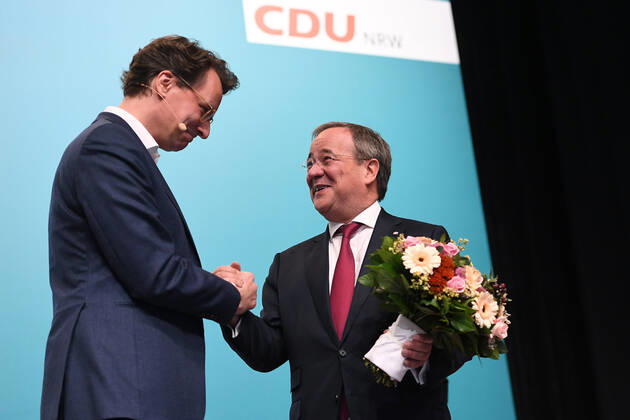Bilder des Jahres 2021, News 10 Oktober News Themen der Woche KW42 43. Landesparteitag der CDU Nordrhein-Westfalen am 23.10.2021 in der Stadthalle in Bielefeld Hendrik Wüst ( Landesvorsitzender CDU Nordrhein-Westfalen ), links - Armin Laschet ( Ministerpräsident Nordrhein-Westfalen ), rechts