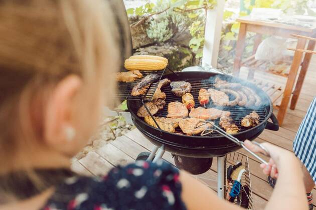  Little girl grilling the meat for the BBQ model released, Symbolfoto, 14.10.2020, Copyright: xKzenonx Panthermedia28430716