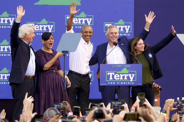 Bilder des Jahres 2021, News 10 Oktober News Themen der Woche KW42 News Bilder des Tages President Barack Obama campaigns for Virginia Democratic gubernatorial candidate Terry McAuliffe at the Compass patio in Richmond, Virginia on Saturday, October 23, 2021. Joining President Obama on stage is Democratic candidate for Attorney General Mark Herring, Democratic candidate for Lieutenant Governor Hala Ayala, and Dorothy McAuliffe. McAuliffe is running against Republican candidate Glenn Youngkin.  WAP20211023911 LEIGHxVOGEL