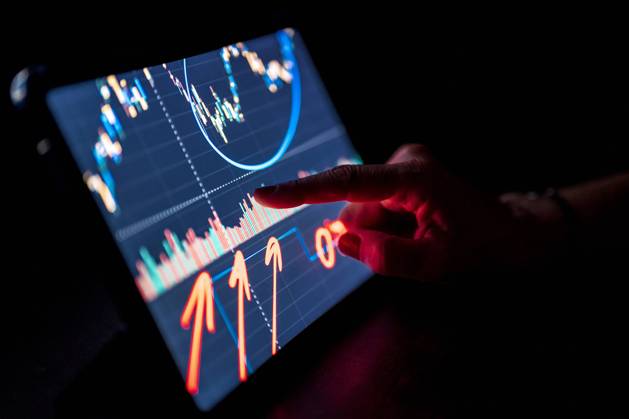 IMAGO Creative: Corporate: Klimaschutz, Digitalisierung und Urbanisierung Businesswoman pointing at stock market data on digital tablet model released Symbolfoto property released DLTSF02230