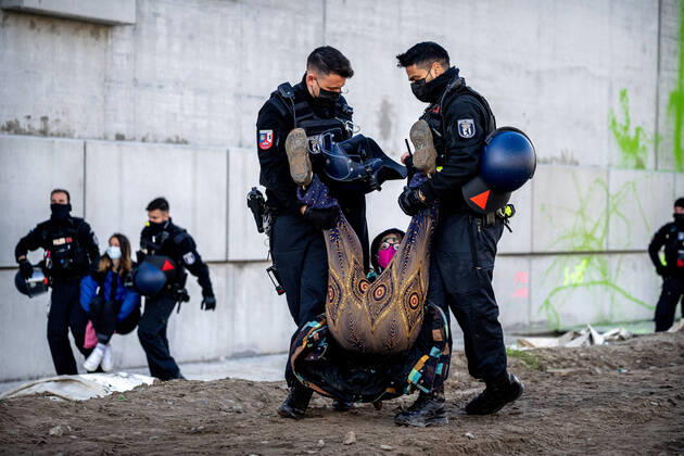 Bilder des Jahres 2021, News 10 Oktober News Themen der Woche KW42 News Bilder des Tages Blockade von der Baustelle der A100 Am 23.10.2021 wurde in Berlin die Baustelle der A100 vom Bündnis Gerechtigkeit Jetzt Blockiert. Die Aktivisten wurden daraufhin einzeln von der Polizei geräumt Berlin Berlin Deutschland Copyright: xAaronxKarasekxxxaal.photox