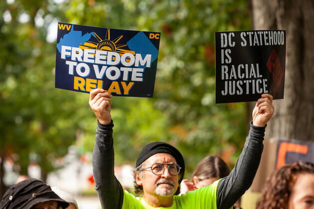 3-day relay for voting rights ends with rally at US Capitol A protester holds up signs advocating federal protections for voting and statehood for DC at the end of a relay for voting rights at the US Capitol. Protesters began the relay in West Virginia and walked or biked for the 3 days to the US Capitol. Protesters are demanding that Congress pass legislation protecting the right to vote for all Americans. Washington District of Columbia United States Copyright: xAllisonxBaileyx bailey-3dayrela211023_npLR6