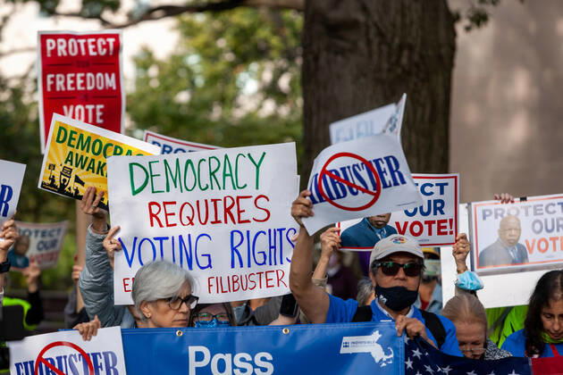 3-day relay for voting rights ends with rally at US Capitol Protesters cheer and lift signs during a rally at the end of a relay for voting rights at the US Capitol. Protesters began the relay in West Virginia and walked or biked for the 3 days to the US Capitol. Protesters are demanding that Congress pass legislation protecting the right to vote for all Americans. Washington District of Columbia United States Copyright: xAllisonxBaileyx bailey-3dayrela211023_npu2j