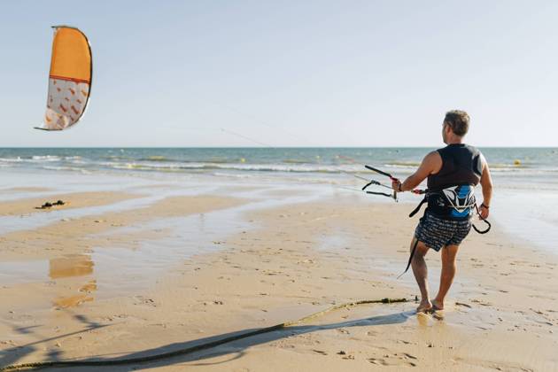 IMAGO Creative: Sommer Sport - Strand Man with kite on beach model released Symbolfoto JRVF01971