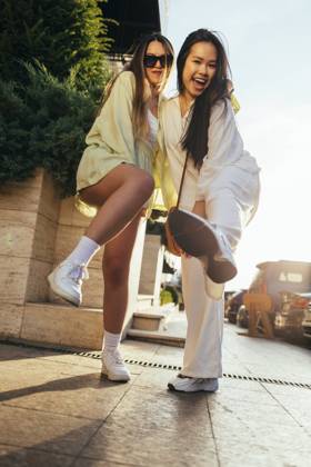 Happy friends standing on footpath model released Symbolfoto OYF00535