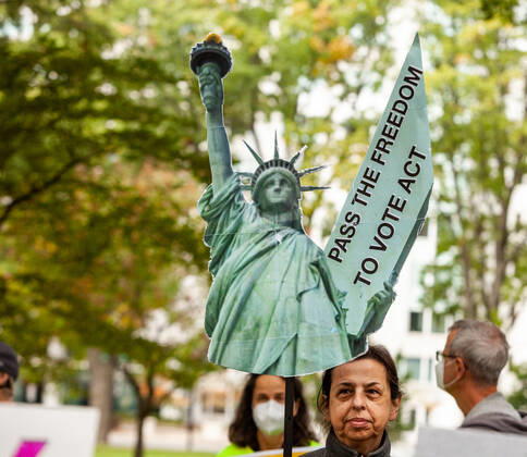 3-day relay for voting rights ends with rally at US Capitol A protester holds a Statue of Liberty sign during a rally at the end of a relay for voting rights at the US Capitol. Protesters began the relay in West Virginia and walked or biked for the 3 days to the US Capitol. Protesters are demanding that Congress pass legislation protecting the right to vote for all Americans. Washington District of Columbia United States Copyright: xAllisonxBaileyx bailey-3dayrela211023_npmWt