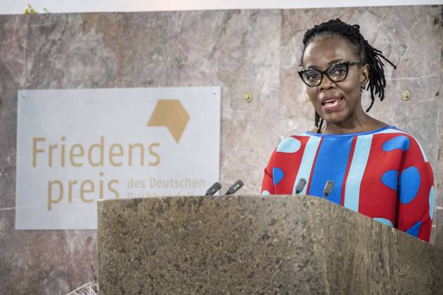 Bilder des Jahres 2021, Entertainment 10 Oktober Entertainment Themen der Woche KW42 Zum Abschluss der Frankfurter Buchmesse erhielt die Autorin Tsitsi Dangarembga (Foto) aus Simbabwe am Sonntag (24.10.2021) in der Frankfurter Paulskirche den Friedenspreis des Deutschen Buchhandels. Die 62-Jaehrige verbinde in ihrem kuenstlerischen Werk ein einzigartiges Erzaehlen mit einem universellen Blick, urteilte die Jury. Dangarembga sei deshalb nicht nur eine der wichtigsten Kuenstlerinnen ihres Landes, sondern auch eine weithin hoerbare Stimme Afrikas in der Gegenwartsliteratur . Der Friedenspreis ist mit 25.000 Euro dotiert. (Siehe epd-Meldung vom 24.10.2021) Tsitsi Dangarembga erhaelt Friedenspreis des Buchhandels