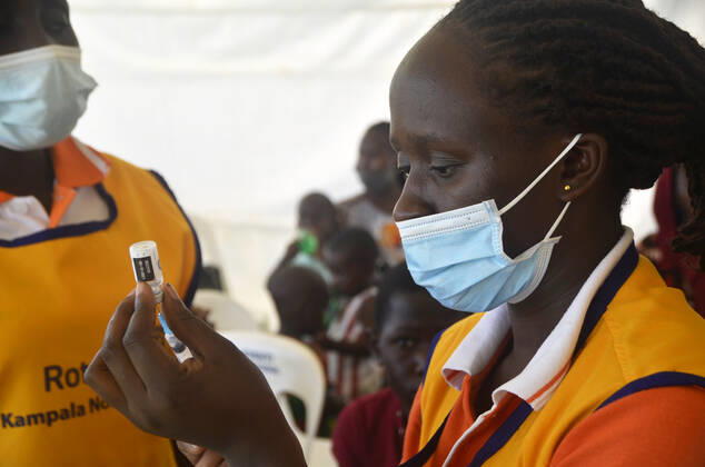 (211024) -- KAMPALA, Oct. 24, 2021 -- A medical worker prepares a dose of polio vaccine during an event to mark World Polio Day in Kampala, Uganda, Oct. 24, 2021. (Photo by Xinhua) UGANDA-KAMPALA-WORLD POLIO DAY-IMMUNIZATION ACTIVITIES NicholasxKajoba 