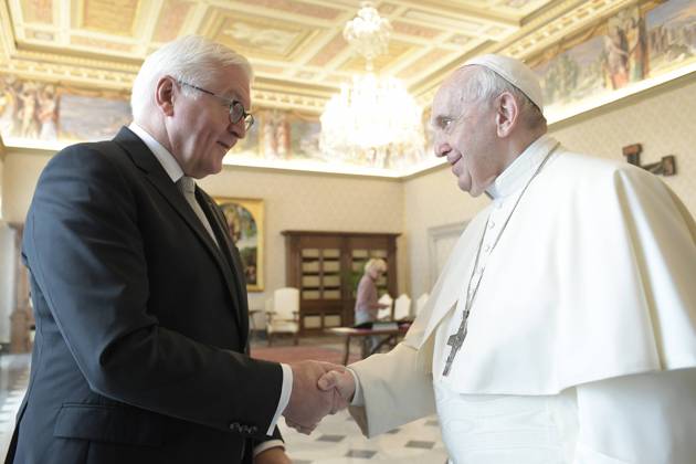Bilder des Jahres 2021, News 10 Oktober News Themen der Woche KW43 News Bilder des Tages Italy, Rome, Vatican, 2021 10 25. Pope Francis meets Mr Frank Walter Steinmeier, President of the Federal Republic of Germany at the Vatican . Photograph by Vatican Media Catholic Press Photo RESTRICTED TO EDITORIAL USE - NO MARKETING - NO ADVERTISING CAMPAIGNS.  Copyright: xVATICANxMEDIAx xIPAx xVaticanxMediax
