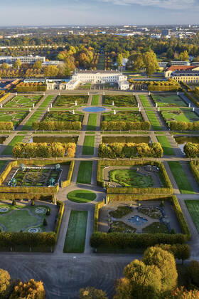 Luftbild der Herrenhäuser Gärten im Herbst (Flug ordnungsgemäß bei der Polizei Hannover-Stöcken angemeldet. Schriftliche Bildfreigabe der Pressestelle der Herrenhäuser Gärten Hannover erteilt durch Frau Anja Kestennus). Hannover, 23.10.2021
