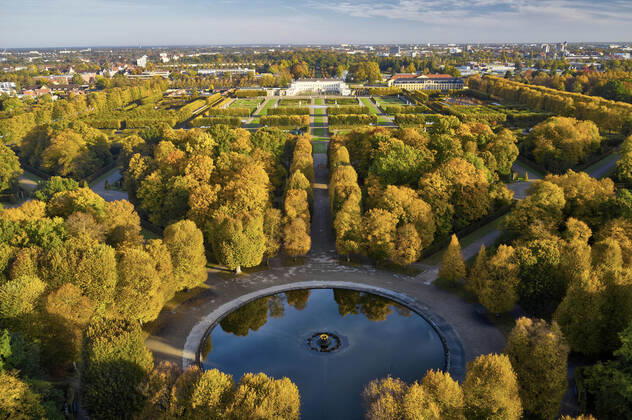 Luftbild der Herrenhäuser Gärten im Herbst (Flug ordnungsgemäß bei der Polizei Hannover-Stöcken angemeldet. Schriftliche Bildfreigabe der Pressestelle der Herrenhäuser Gärten Hannover erteilt durch Frau Anja Kestennus). Hannover, 23.10.2021