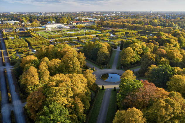 Luftbild der Herrenhäuser Gärten im Herbst (Flug ordnungsgemäß bei der Polizei Hannover-Stöcken angemeldet. Schriftliche Bildfreigabe der Pressestelle der Herrenhäuser Gärten Hannover erteilt durch Frau Anja Kestennus). Hannover, 23.10.2021