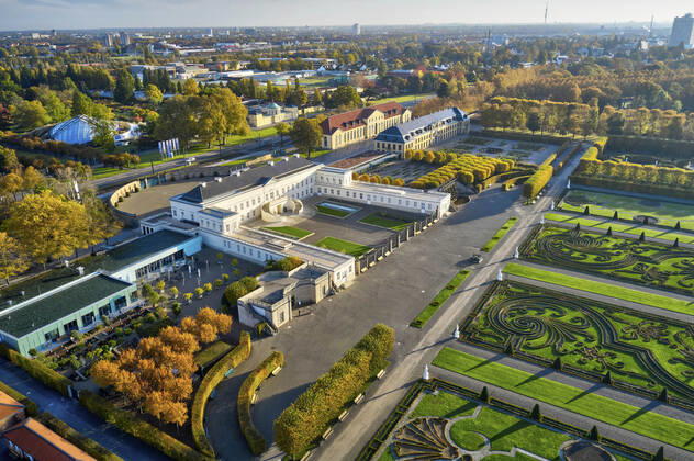 Luftbild der Herrenhäuser Gärten im Herbst (Flug ordnungsgemäß bei der Polizei Hannover-Stöcken angemeldet. Schriftliche Bildfreigabe der Pressestelle der Herrenhäuser Gärten Hannover erteilt durch Frau Anja Kestennus). Hannover, 23.10.2021