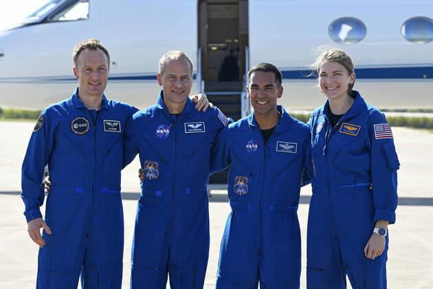 Bilder des Jahres 2021, News 10 Oktober News Themen der Woche KW43 News Bilder des Tages ESA Astronaut Matthias Maurer and NASA Astronauts Tom Marshburn, Raja Chari and Kayla Barron (l to r) pose for the media after arrive at the Kennedy Space Center, Florida on Tuesday, October 26, 2021. The crew is scheduled for launch to the International Space Station on Oct 31.  KSP20211026002 JOExMARINO