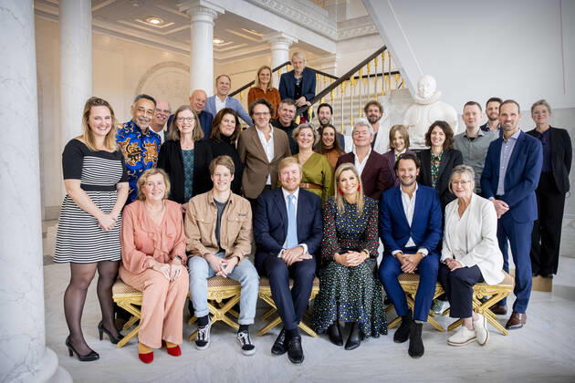 Bilder des Jahres 2021, Entertainment 10 Oktober Entertainment Themen der Woche KW43 Entertainment Bilder des Tages 27-10-2021 Palace Queen Maxima and King Willem-Alexander pose with the winners of the Uitblinkerslunch, 26 Dutch people who have distinguished themselves through a special achievement, at palace Noordeinde in The Hague. Â  Copyright: xPPEx