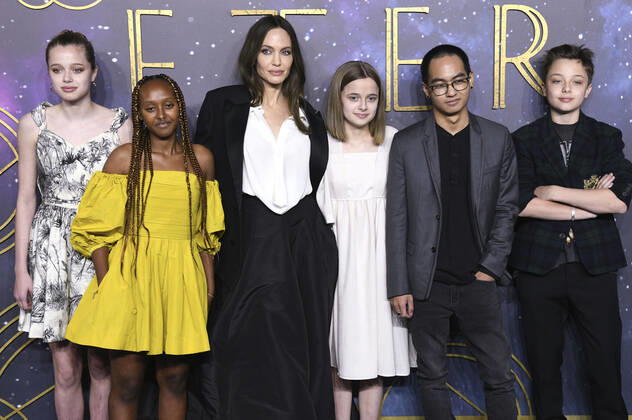 Angelina Jolie mit Kindern Shiloh Jolie-Pitt, Zahara Jolie-Pitt, Vivienne Jolie-Pitt, Maddox Jolie-Pitt und Knox Jolie-Pitt bei der Premiere des Kinofilms Eternals im BFI IMAX. London, 27.10.2021
