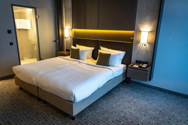 DEU, Deutschland, Berlin, 24.10.2021: Steigenberger Hotel Am Kanzleramt, Hotelzimmer. Deutsche Hospitality, vormals Steigenberger Hotel Group, im Besitz der Huazhu Group. Bett, Hotelbett, Doppelbett