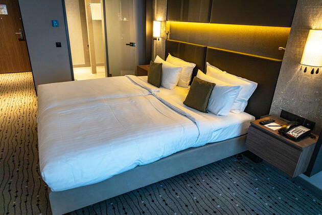 DEU, Deutschland, Berlin, 24.10.2021: Steigenberger Hotel Am Kanzleramt, Hotelzimmer. Deutsche Hospitality, vormals Steigenberger Hotel Group, im Besitz der Huazhu Group. Bett, Hotelbett, Doppelbett