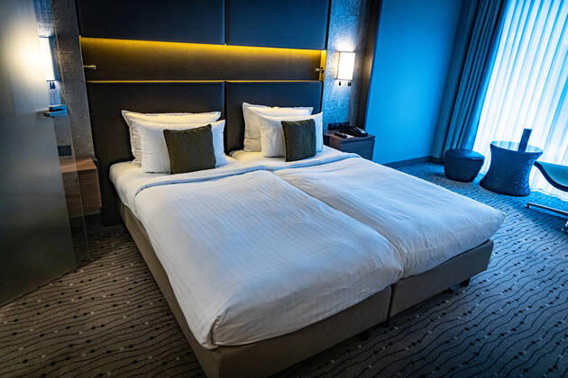 DEU, Deutschland, Berlin, 24.10.2021: Steigenberger Hotel Am Kanzleramt, Hotelzimmer. Deutsche Hospitality, vormals Steigenberger Hotel Group, im Besitz der Huazhu Group. Bett, Hotelbett, Doppelbett