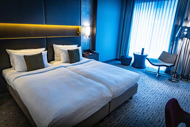 DEU, Deutschland, Berlin, 24.10.2021: Steigenberger Hotel Am Kanzleramt, Hotelzimmer. Deutsche Hospitality, vormals Steigenberger Hotel Group, im Besitz der Huazhu Group. Bett, Hotelbett, Doppelbett