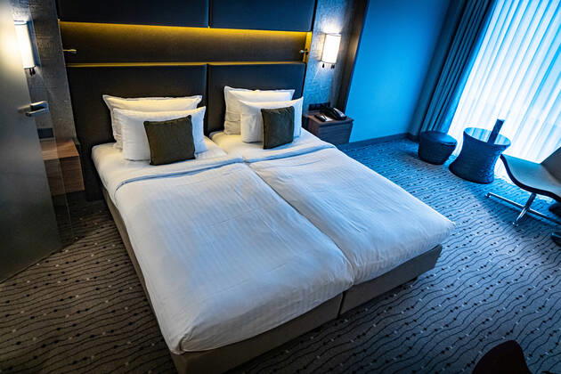 DEU, Deutschland, Berlin, 24.10.2021: Steigenberger Hotel Am Kanzleramt, Hotelzimmer. Deutsche Hospitality, vormals Steigenberger Hotel Group, im Besitz der Huazhu Group. Bett, Hotelbett, Doppelbett
